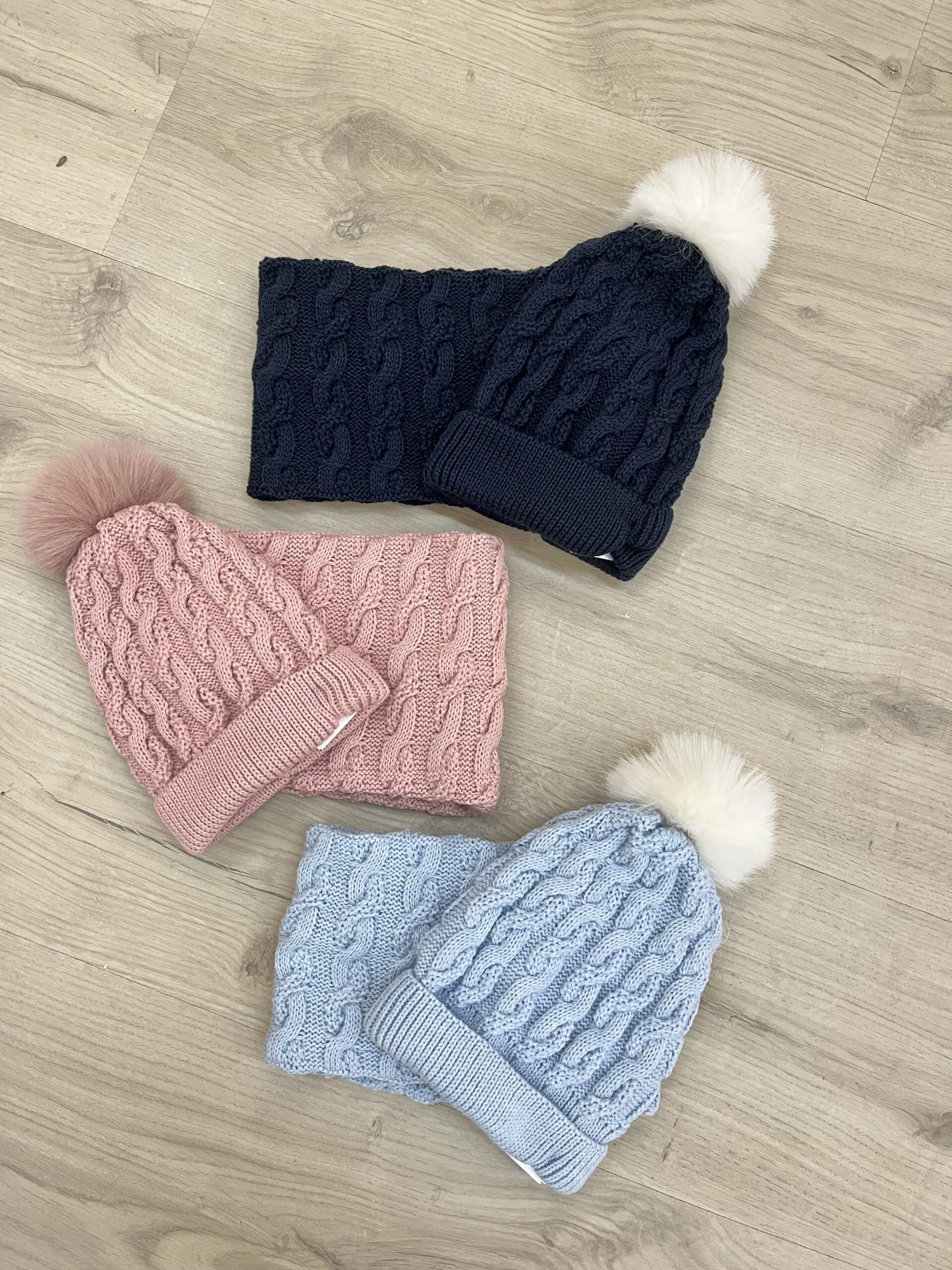 Conjunto gorro y cuello con pompón