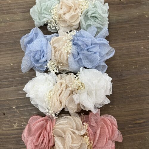 Tocado para niña con pinza y flores bambula con gypsophila natural.