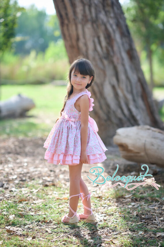 Vestido de niña liberty con corazón en la espalda y volantes en  popelín estampado  para primavera verano.